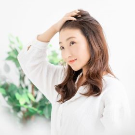 白髪染めの頻度はどれくらい？年代別の最適ペースと髪ダメージを防ぐコツを解説