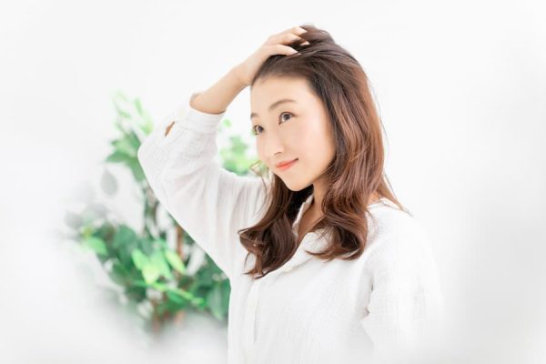 白髪染めの頻度はどれくらい？年代別の最適ペースと髪ダメージを防ぐコツを解説