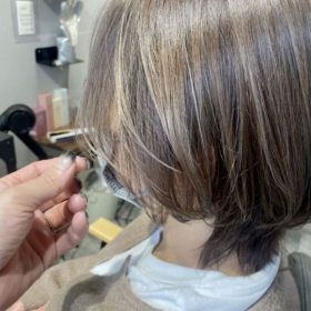 ベージュ系のハイライトを入れた女性のヘアスタイル