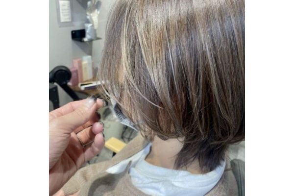 ベージュ系のハイライトを入れた女性のヘアスタイル