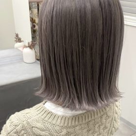 シルバーグレージュの切りっぱなしボブの女性