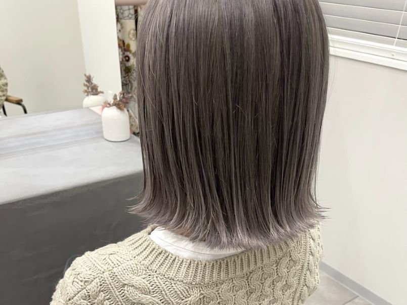 シルバーグレージュの切りっぱなしボブの女性