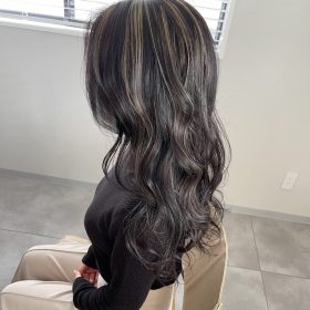 黒髪にハイライトを入れた女性