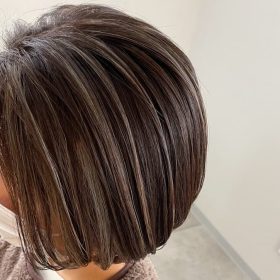 チャコールベージュのバレイヤージュカラー