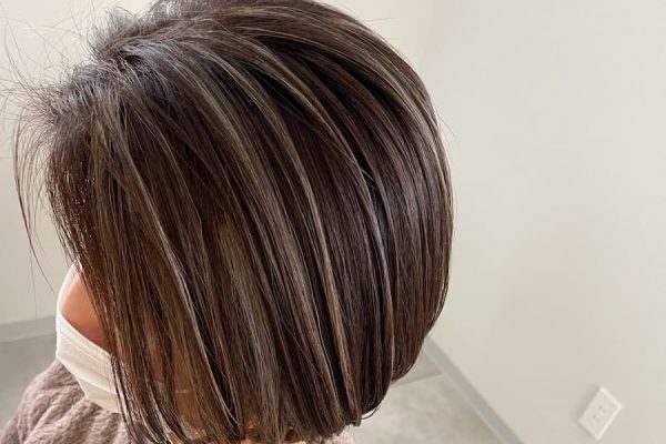 チャコールベージュのバレイヤージュカラー