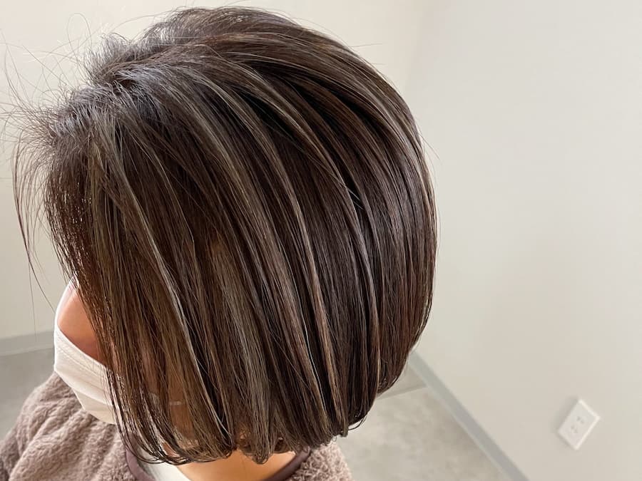 チャコールベージュのバレイヤージュカラー