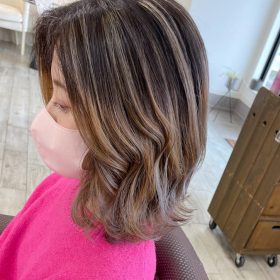 グレージュ気味のバレイヤージュカラー