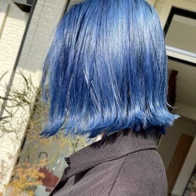 鮮やかなインディゴブルーの切りっぱなしボブ