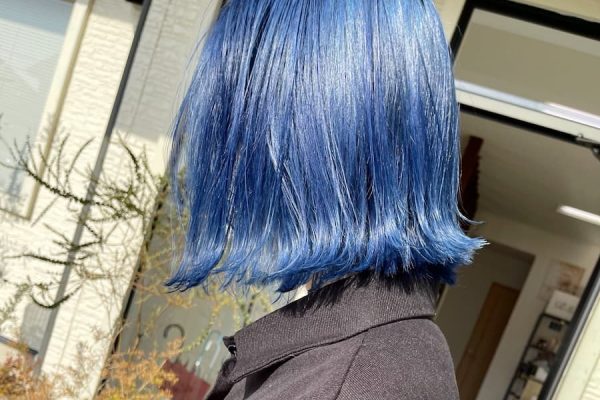 鮮やかなインディゴブルーの切りっぱなしボブ