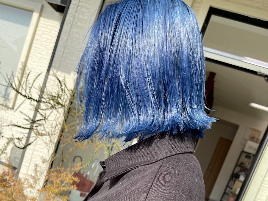 鮮やかなインディゴブルーの切りっぱなしボブ