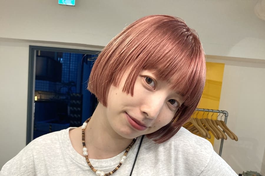 コーラルピンクの髪色