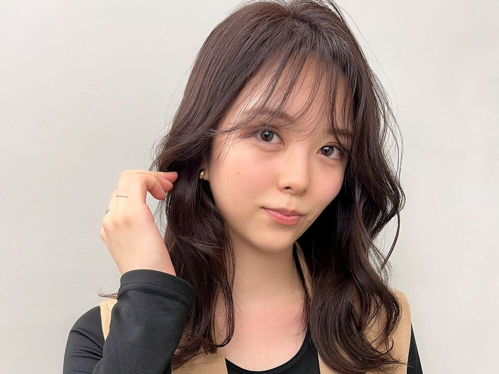 アッシュグレーヘアの女性