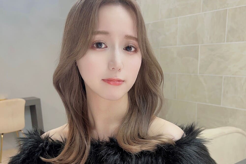 ミルクティーアッシュはどんな髪色?ブリーチなしでも楽しめる人気ヘアカラーを解説