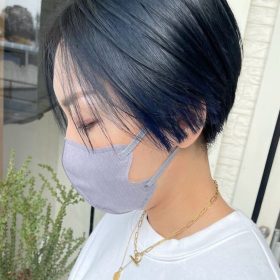 ネイビーブルーのヘアカラーを徹底解説。ブリーチなしの髪色から色落ちまで