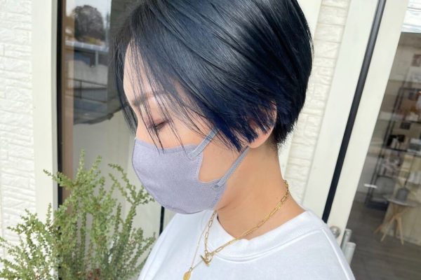 ネイビーブルーのヘアカラーを徹底解説。ブリーチなしの髪色から色落ちまで