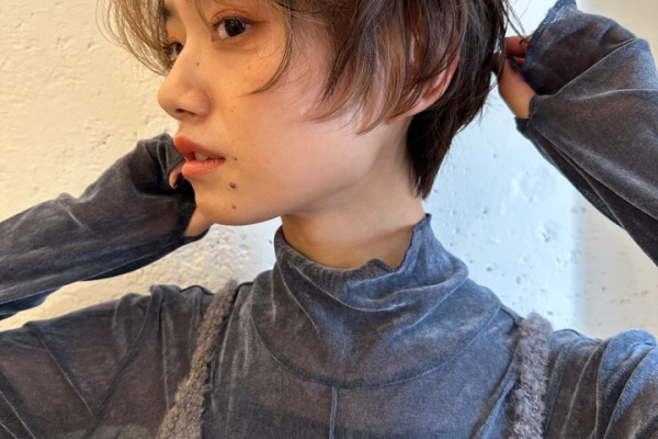 前髪にインナーカラーを入れた女性