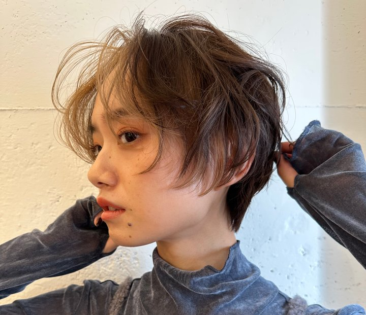 前髪にインナーカラーを入れた女性