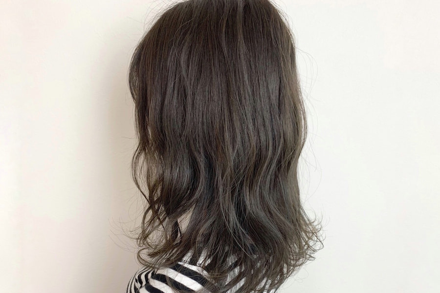 オリーブブラウンはどんな髪色?ブリーチなしでも楽しめる透明感カラーを徹底解説