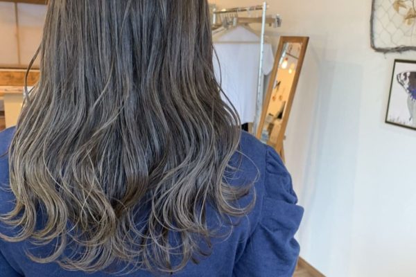 スモーキーアッシュはどんな髪色？秋冬に人気のくすみカラーの魅力を徹底解説