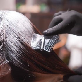 ヘアカラー剤がしみる、痛い、かゆいときはどうする？原因と対処法を美容師が解説