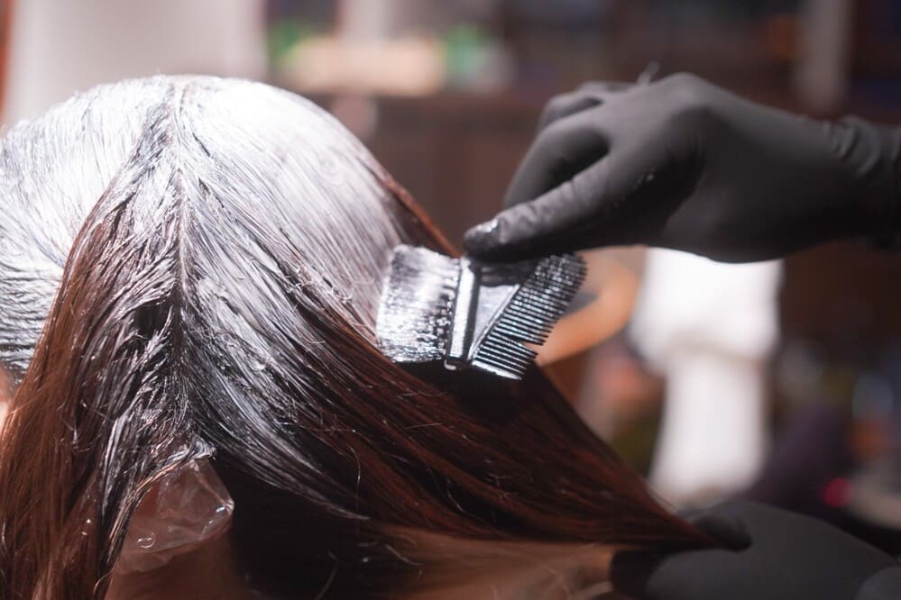 ヘアカラー剤がしみる、痛い、かゆいときはどうする？原因と対処法を美容師が解説