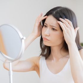 頭皮ニキビの原因と対策を美容師が徹底解説。ニキビを防ぐ頭皮ケアも紹介