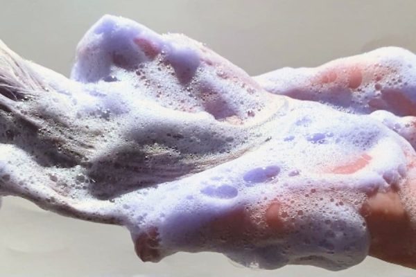 カラーシャンプーの効果的な使い方と髪色に合った選び方を徹底解説