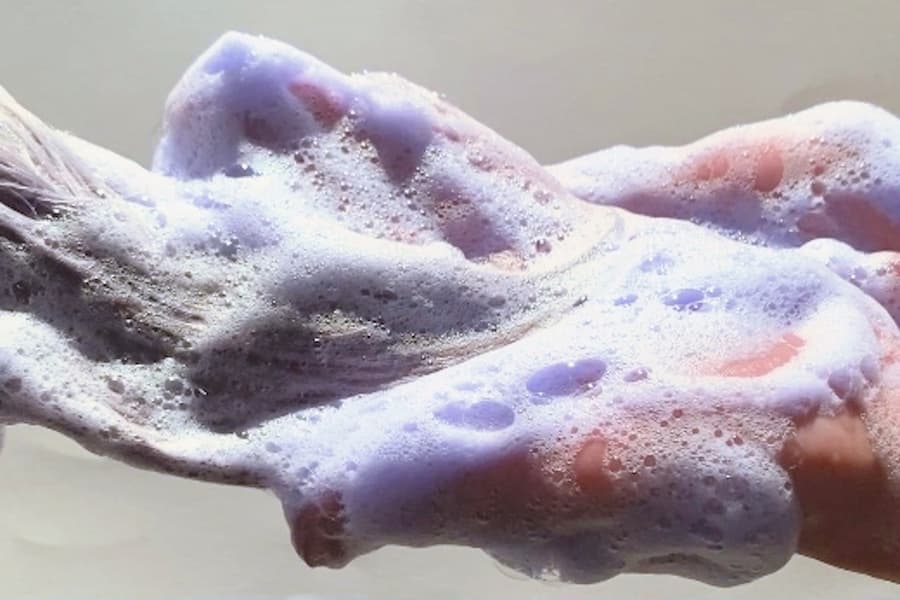 カラーシャンプーの効果的な使い方と髪色に合った選び方を徹底解説