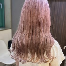 ピンクベージュの髪色