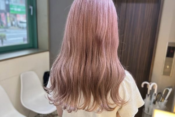 ピンクベージュの髪色