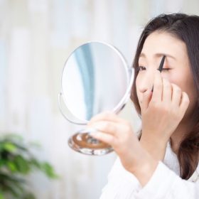 眉毛メイクをしている女性