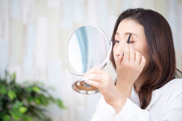 眉毛メイクをしている女性