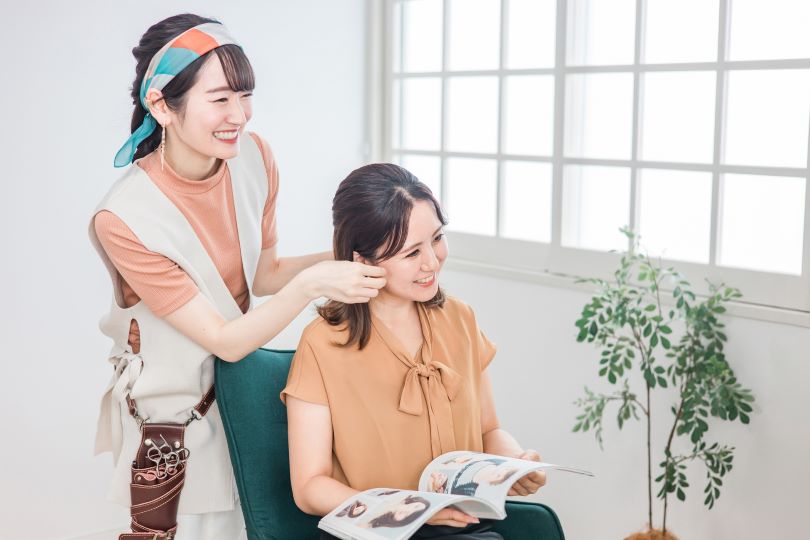 美容師と女性客