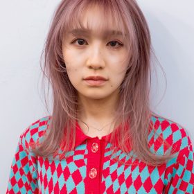 ブリーチなしでピンクヘアに染めた女性