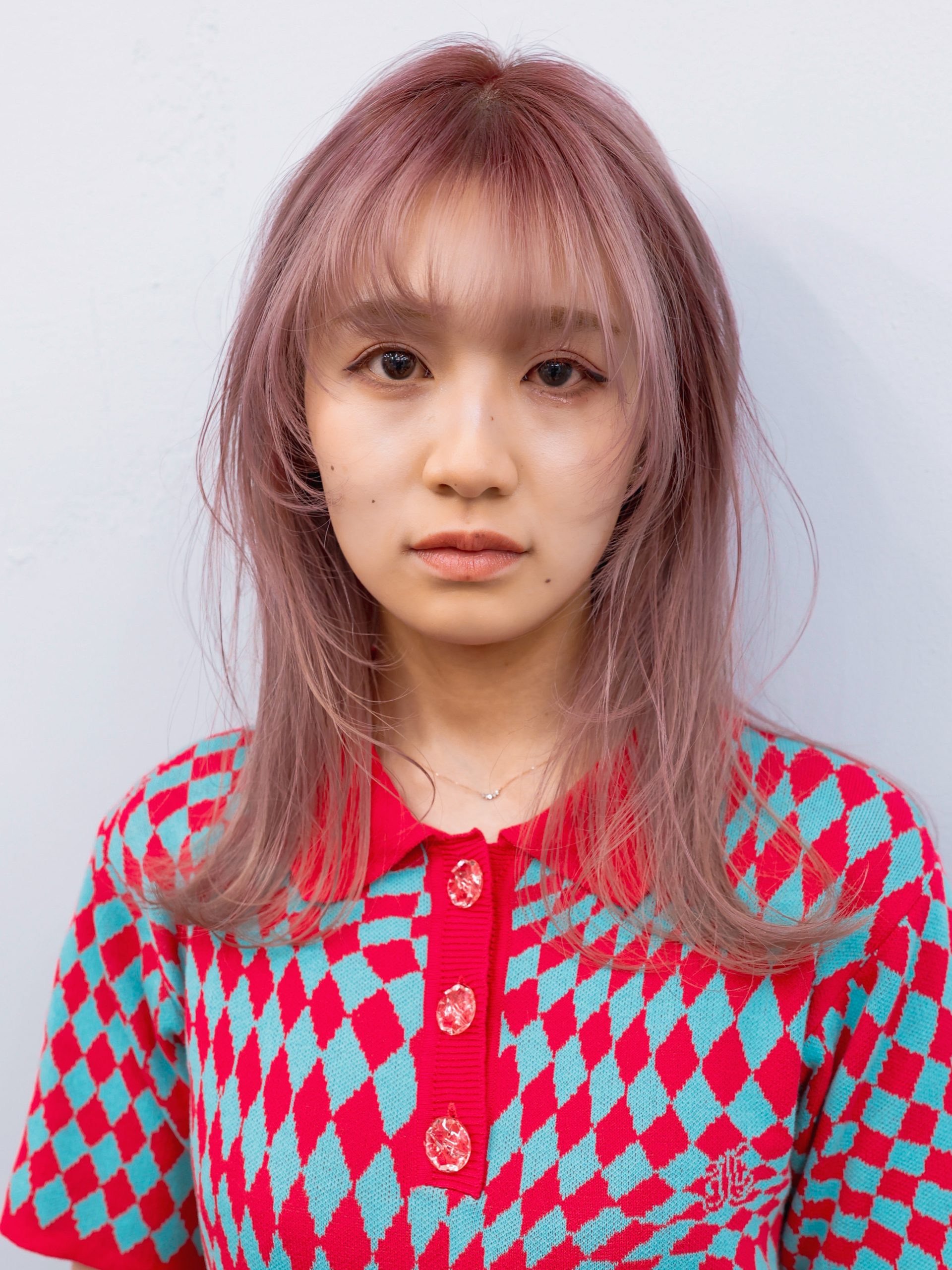 ブリーチなしでピンクヘアに染めた女性