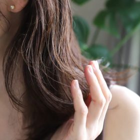 髪のべたつきを防ぐには？原因からすぐできる簡単ケアまで徹底解説