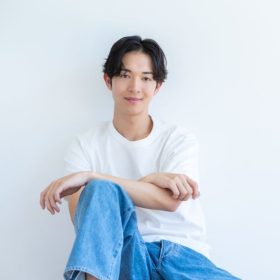 おでこを出したスタイルの男性