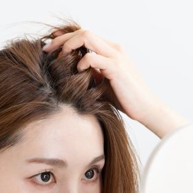 白髪を抜くのがダメな理由とおすすめの対処法を徹底解説【抜くと増えるは嘘】