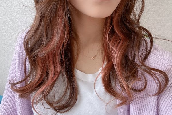 自然なインナーカラーの女性