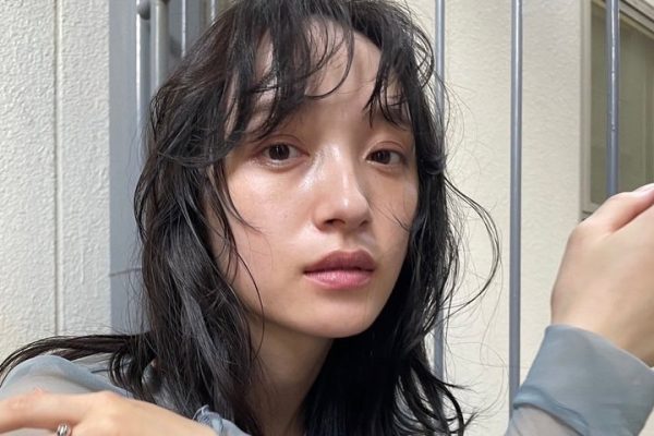 透明感のある黒髪にしたい方必見！重くならずに垢抜けるおしゃれな暗髪カラー