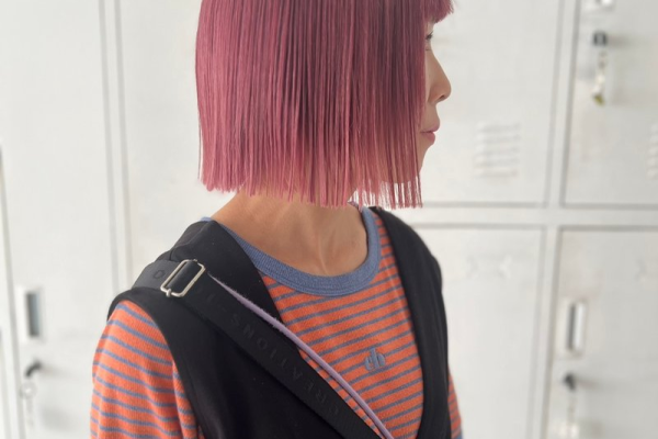 鮮やかなピンクヘアの女性