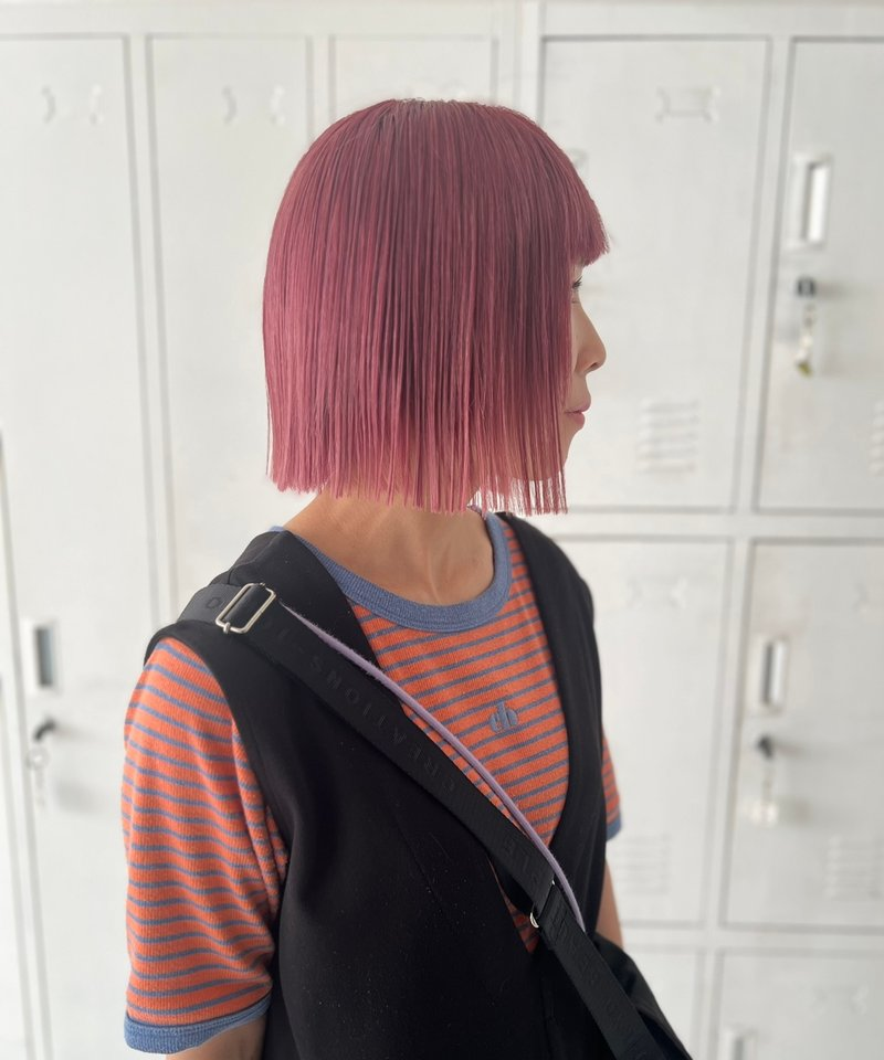 鮮やかなピンクヘアの女性