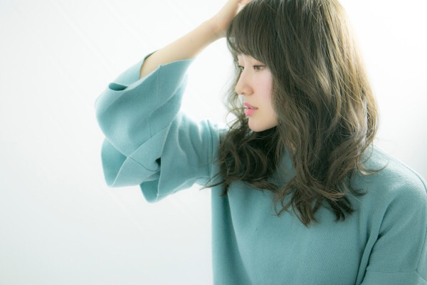 ゆるめのパーマスタイルの女性