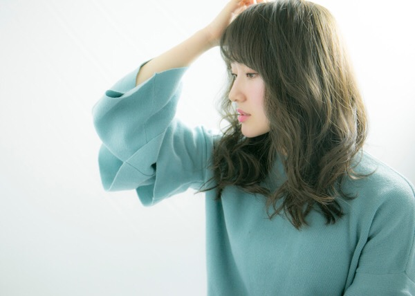 ゆるめのパーマスタイルの女性