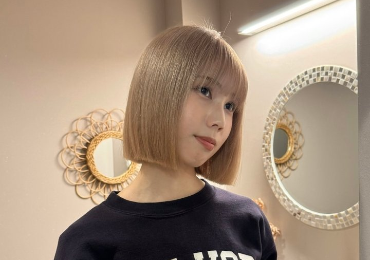 ゴールド強めカラーのボブスタイル