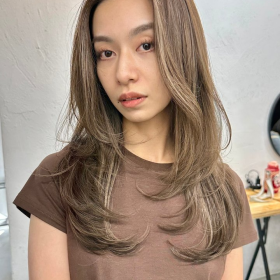 ゴールドアッシュ系カラーの女性