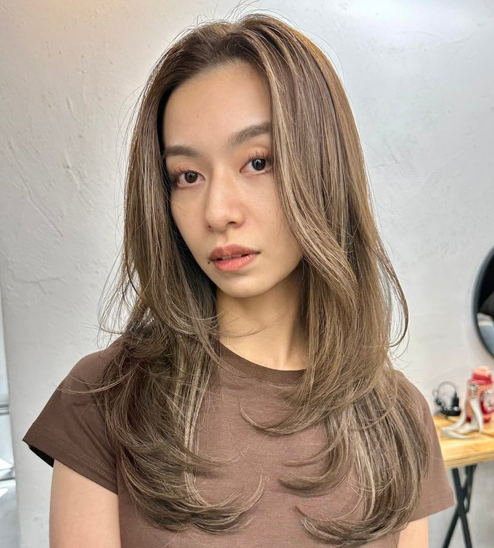 ゴールドアッシュ系カラーの女性