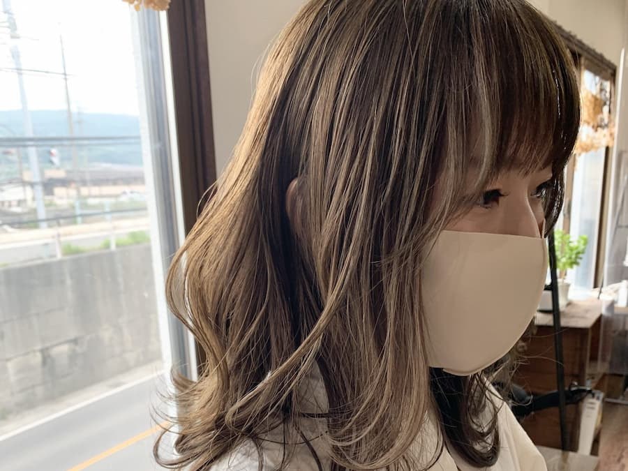 茶髪×オリーブ系ヘアカラーの女性