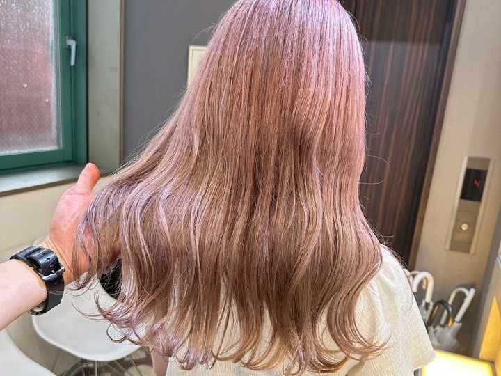 ピンクベージュの髪色