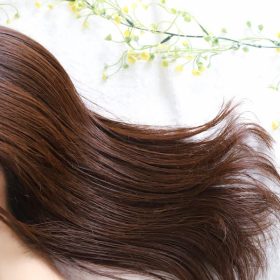 くせ毛でお悩みの方必見！サロンで人気のトリートメントと自宅ケア方法を徹底解説